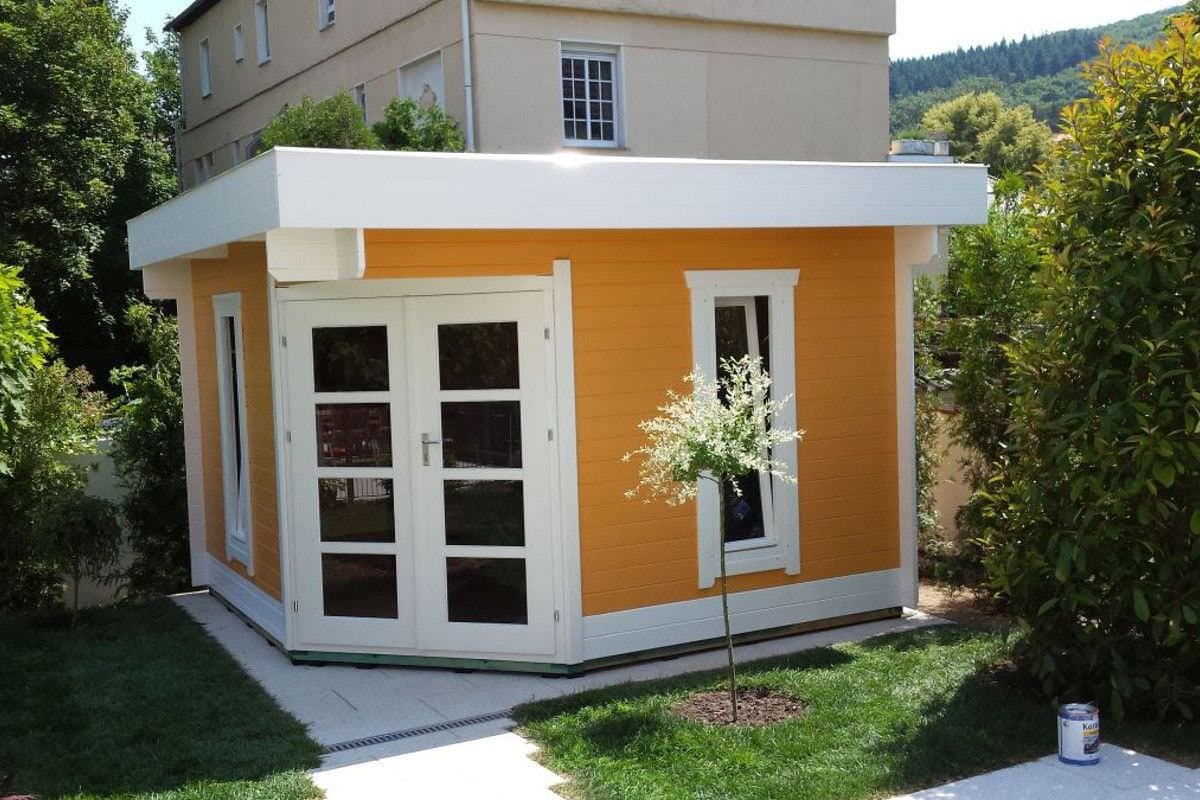 Orangefarbenes Gartenhaus mit Flachdach und Doppeltür